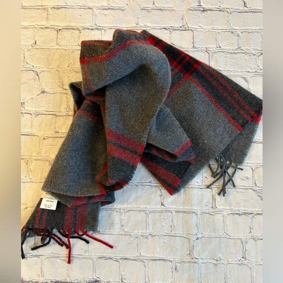ITALIAN WOLLEN TREASURES MADE IN ITALY RED/GREY PLAID FRINGE OBLONG SCARF - Picture 2 of 5